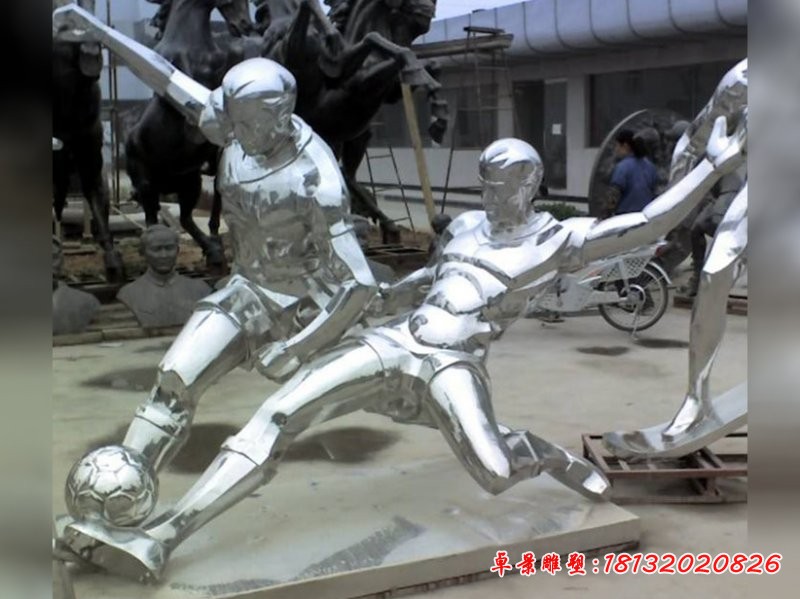 不锈钢抽象踢足球的人物雕塑