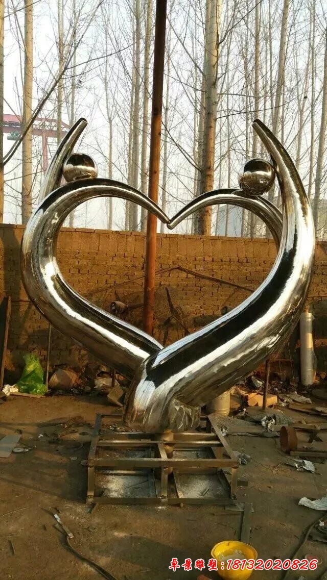 不锈钢抽象人物心形雕塑