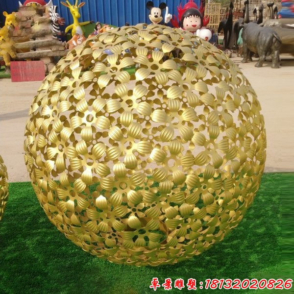 草坪不锈钢花形镂空球雕塑（1）