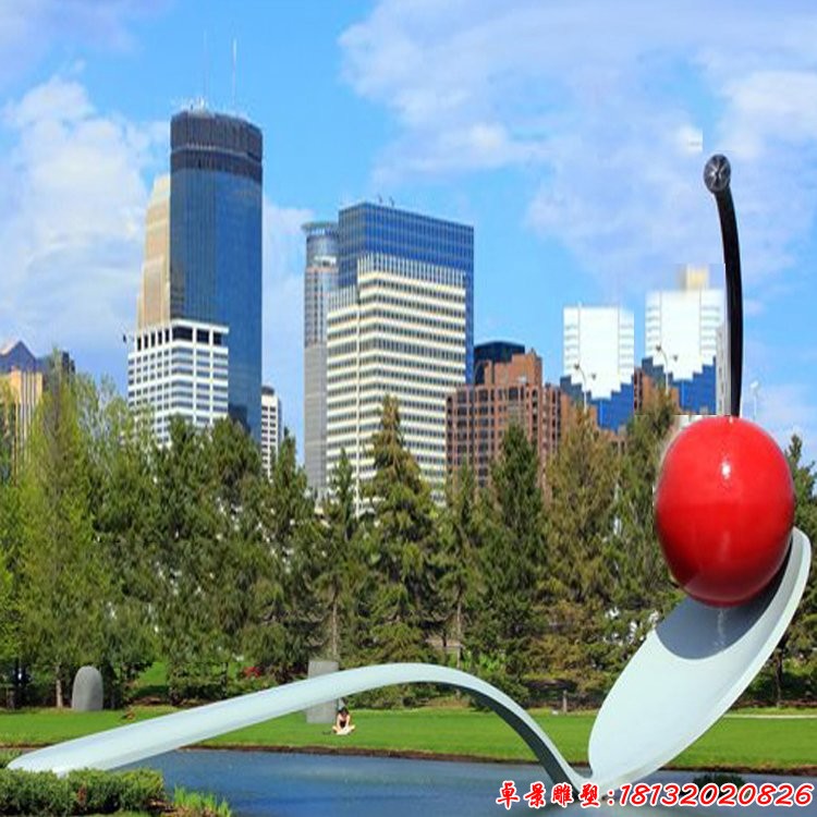 公园不锈钢勺子和樱桃雕塑