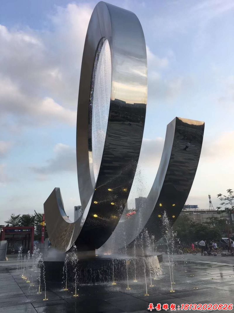 广场镜面不锈钢抽象圆环水景雕塑