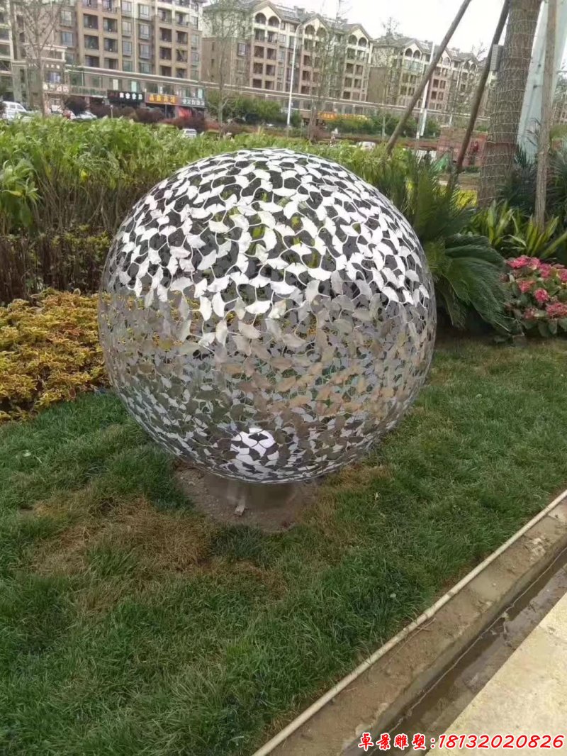 不锈钢银杏叶图案镂空球雕塑