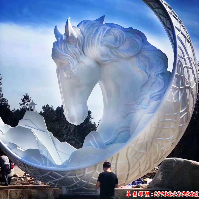 不锈钢月亮和马雕塑