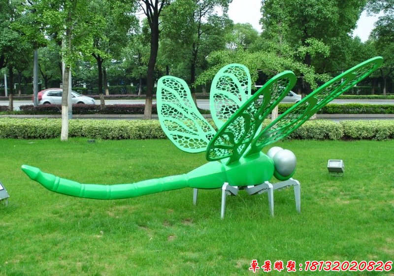 草地彩色不锈钢蜻蜓雕塑