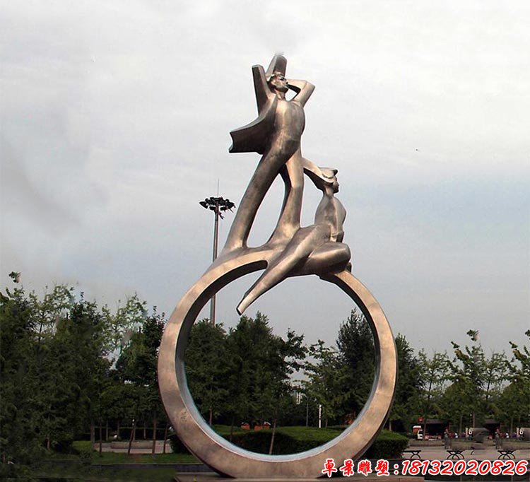 站在圆环上的情侣雕塑 公园不锈钢雕塑