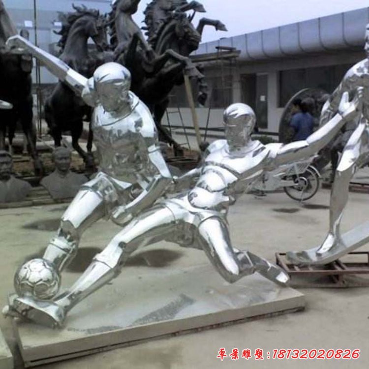 不锈钢运动人物踢足球雕塑