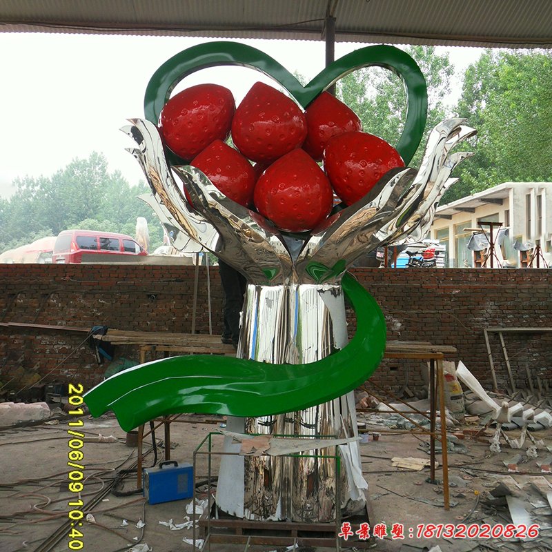 不锈钢草莓雕塑，手托草莓雕塑 (4)