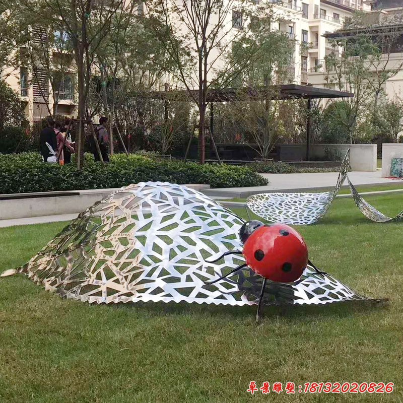 不锈钢镂空树叶和七星瓢虫雕塑 (3)