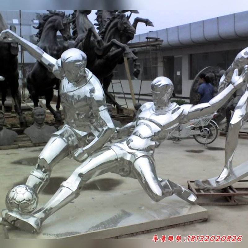 不锈钢踢足球的人物雕塑，校园景观雕塑