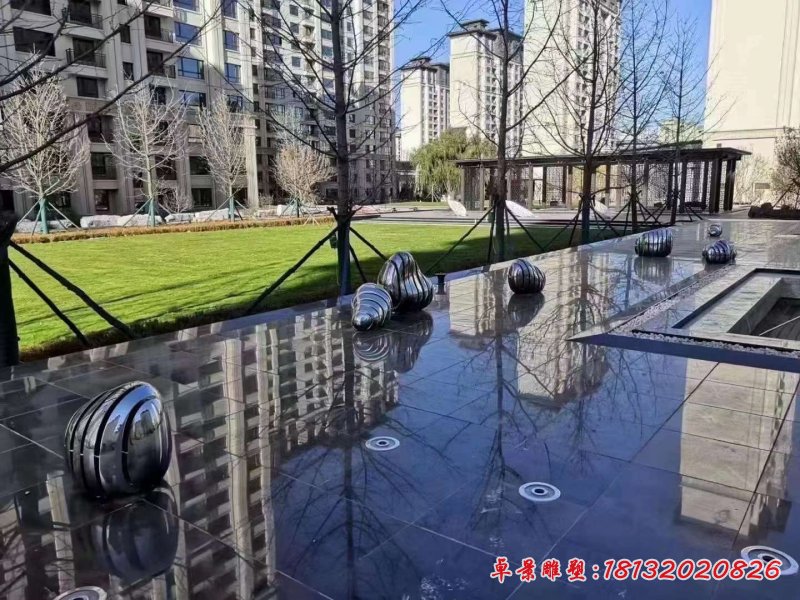 不锈钢蚕蛹造型鹅卵石雕塑