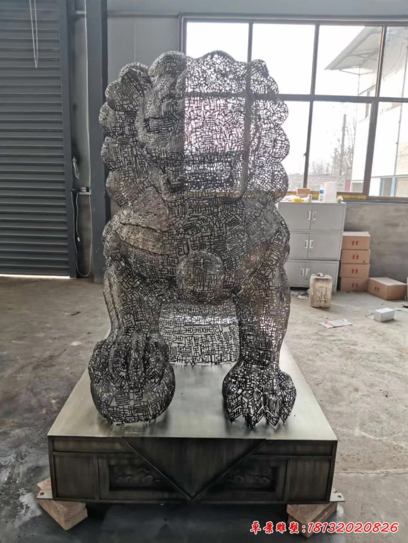 不锈钢镂空狮子雕塑