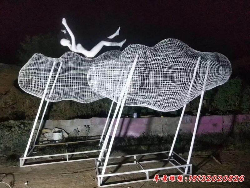 不锈钢镂空云朵人物景观雕塑