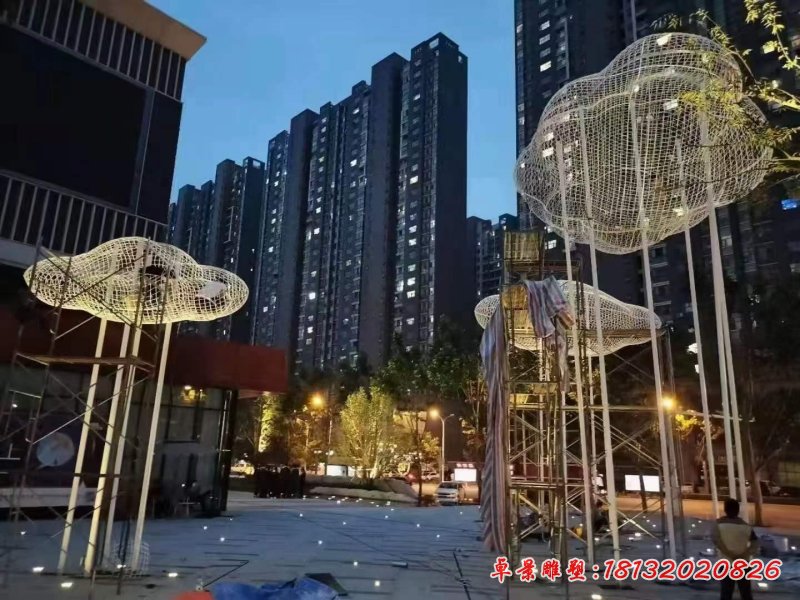 不锈钢镂空发光云朵雕塑