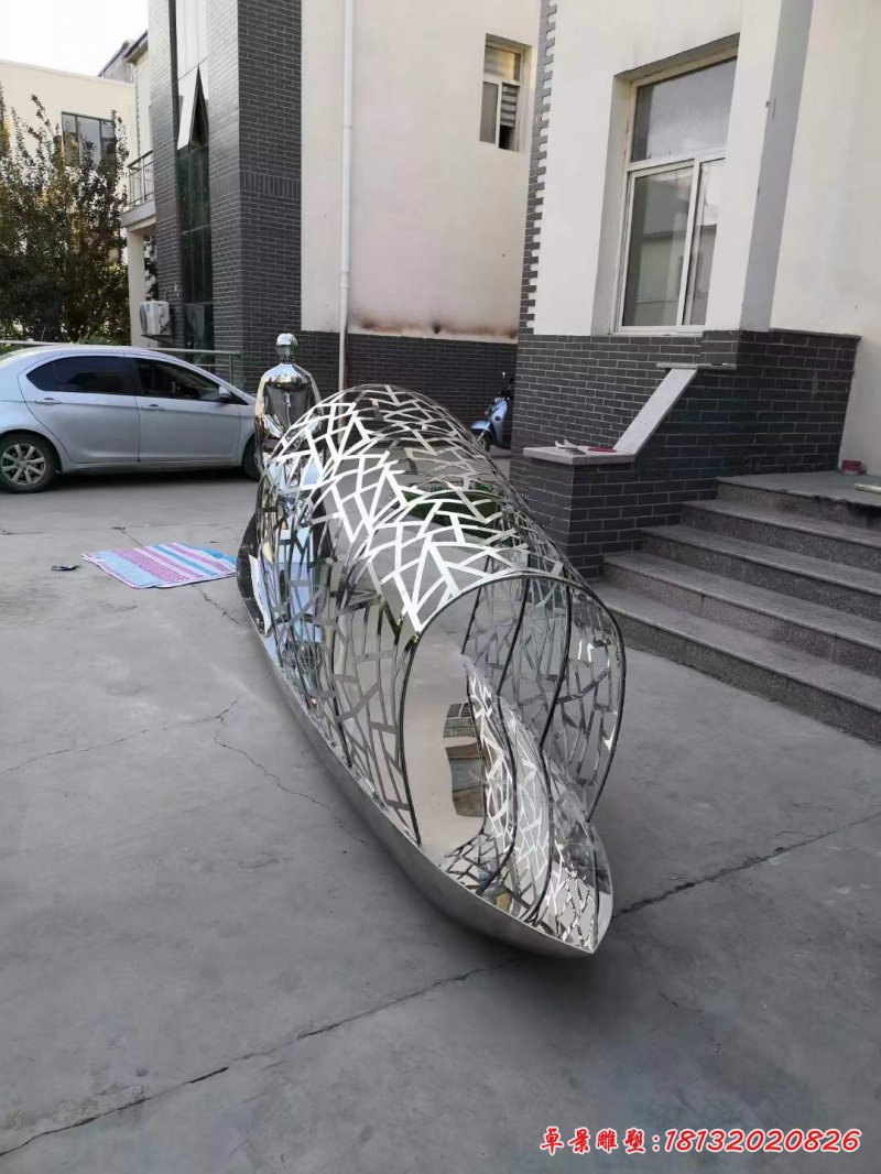 不锈钢镂空乘船人物雕塑 (1)