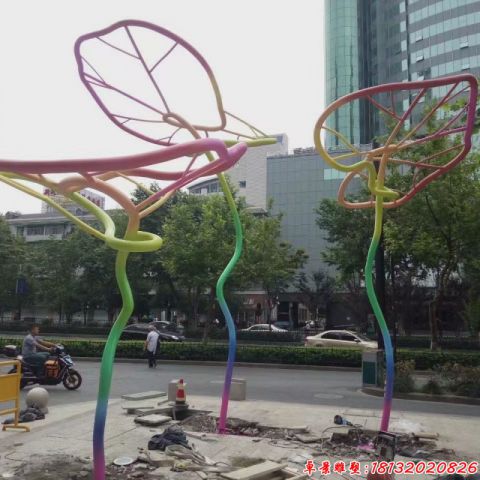 城市街边抽象叶子伞造型