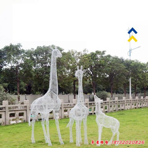 公园景区镂空长颈鹿 