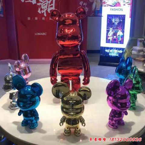 游乐场卡通熊