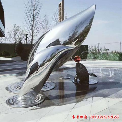 广场大型镜面海豚
